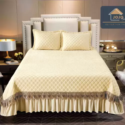 Cuvertura pat dublu, 3 piese, Catifea Matlasata cu Broderie Aurie, 250x270cm, Jojo Home, Crem