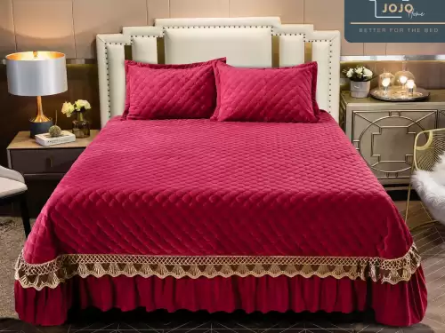 Cuvertura pat dublu, 3 piese, Catifea Matlasata cu Broderie Aurie, 250x270cm, Jojo Home, Rosu