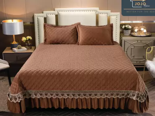 Cuvertura pat dublu, 3 piese, Catifea Matlasata cu Broderie Aurie, 250x270cm, Jojo Home, Maro