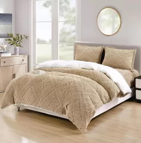 Lenjerie de Pat Dublu, CoCoLiNo Ultra Pufoasa, cu Blanita Sherpa Alba, 4 piese, Cearsaf cu ELASTIC, Model Traditional 3D, Bej nisipiu