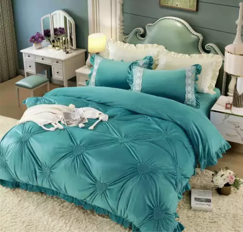 Lenjerie pat dublu catifea deluxe, 4 piese, cu pliuri si inimioare brodate