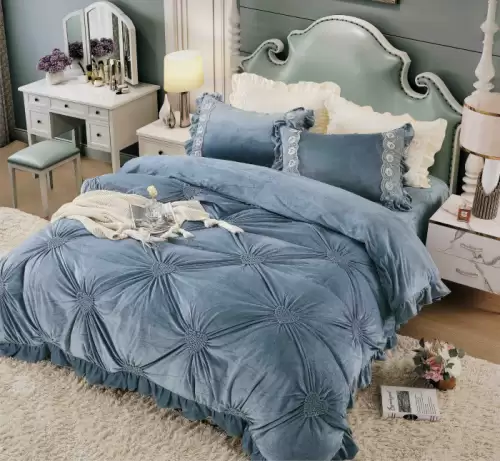 Lenjerie pat dublu catifea deluxe, 4 piese, cu pliuri si inimioare brodate