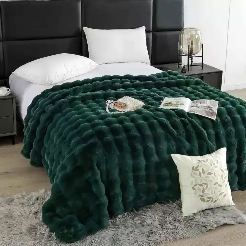 Patura Luxury Soft Touch, Jojo Home, cu Blanita Artificiala Tip Iepure, 200x230 cm, cu Fermoar, Verde Smarald