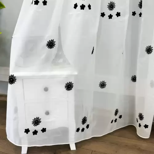 Perdea Crina din Voal Brodat, model cu flori negre, Alb, 100cm latime x 260cm inaltime, cu rejansa pt bara