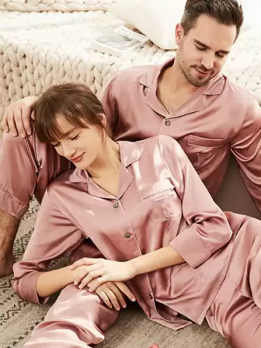 Set pijamale pentru cuplu din Satin Roz Prafuit cu vipusca alba