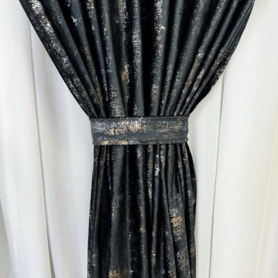 Draperie Catifea Asama cu insertii aurii, Negru - V16, 140cm latime x 260cm inaltime cu tiv lat pt bara