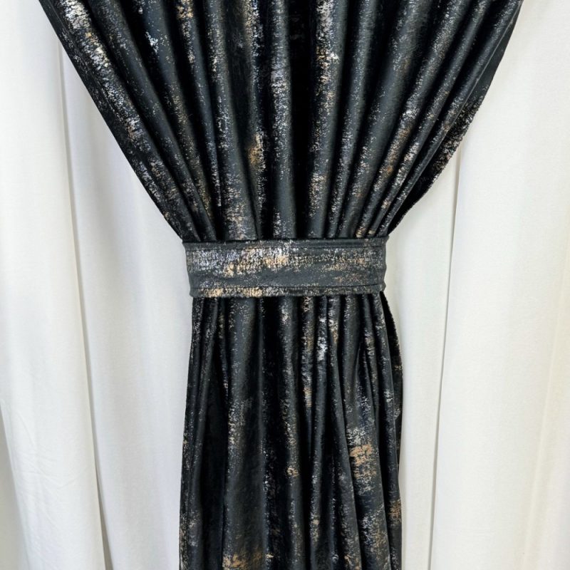 Draperie Catifea Asama cu insertii aurii, Negru - V16, 140cm latime x 260cm inaltime cu tiv lat pt bara