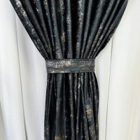Draperie Catifea Asama cu insertii aurii, Negru - V16, 140cm latime x 260cm inaltime cu tiv lat pt bara