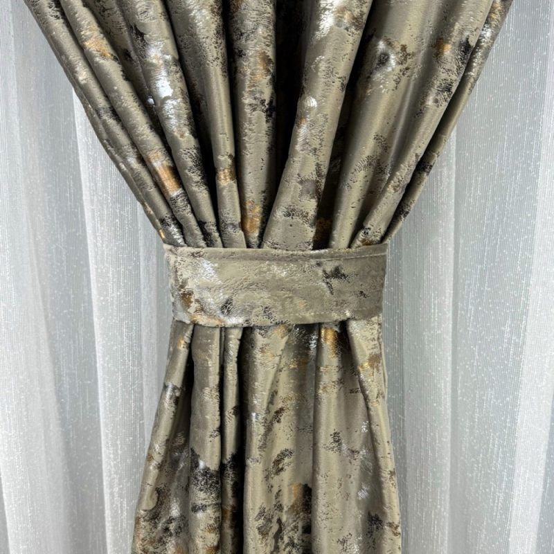 Draperie Catifea Nikko cu insertii aurii, Grej inchis - V31, 140cm latime x 260cm inaltime, cu tiv lat bara