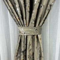 Draperie Catifea Nikko cu insertii aurii, Grej inchis - V31, 140cm latime x 260cm inaltime, cu tiv lat bara