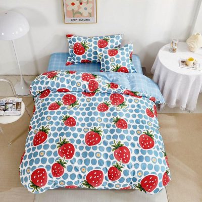 (OFERTA TRIO) Lenjerie pat 1 PERSOANA,  FINET, 4 piese, cu ELASTIC, Bleu-Rosu, capsuni