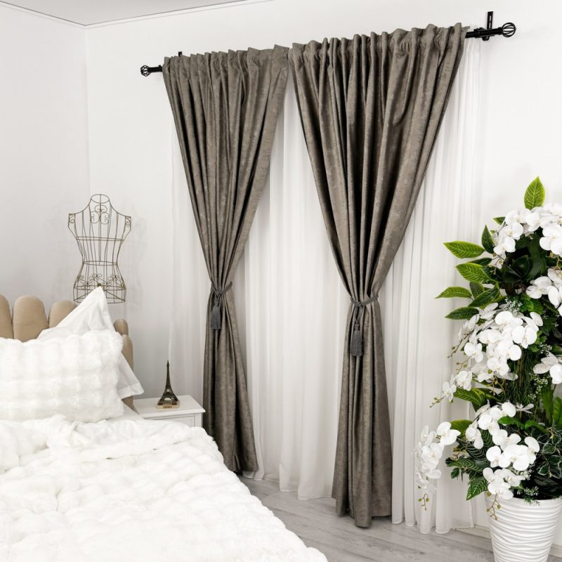 Set 2 Draperii Catifea cu insertii metalizate, Gri cenusiu - V31, 140cm latime x 260cm inaltime, cu tiv lat pt bara